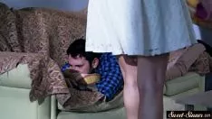 Jouer Bosomy adolescent smooch baisée par son trépied