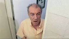 播放 长老让一个青少年变得性交