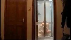 Abspielen Duschen Sie die Hose mit dem geheimen Cam-Trab ab