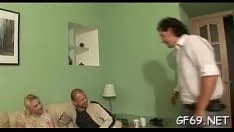 Reproduzir Surpreendente loira gf cums da derrota do dinkey