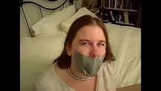 Reproduzir A gracinha não profissional vomita o feijão e a fita de vídeo está molhada demais para descer
