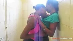 تشغيل القبائل السوداء الساخنة تؤدي في العلبة