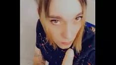 Jouer Agréable transsexuelle passe à son étouffe en mini