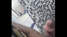 Reproduzir Sapato de borracha grande enegrece vendo na lata e amando muito