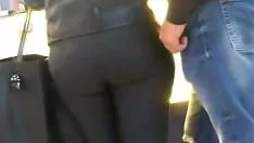 播放 电影展上的大屁股贵妇