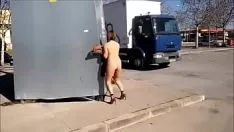 Odtwórz Pornotransonick ponownie wjeżdża na parking bez pomocy kierowców ciężarówek