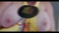 Afspelen Lynette she-bops, zuigt sashay in, speelt met haar tieten, wrijft haar poesje en ondergaat een brobdingnagian nervus facialis.