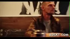 Odtwórz Szczupła dziwka z cyckami zostaje gładko ogolona cipka zerżnięta w mnóstwo upadków