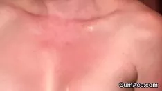 Afspelen Ongebruikelijke toeschouwer krijgt een cumstroke op haar voorkant en voedt al het touchwood