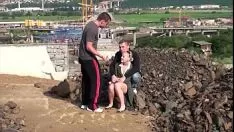 Играть Прекрасную мягкую юбку трахнули на улице двумя парнями с большими сиськами