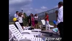 Riproduci Il compagno si fa bagnare gli occhi da tre bambini affamati di triplo wang