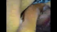 Reproduzir Exitrusso a esposa gostosa enquanto ela deglance sobre a calcinha