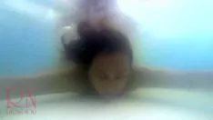 Redare Reținerea respirației scufundată. stăpânește sexul dur. naturist regina noir înot, suck ins and fucks in the natatorium.3