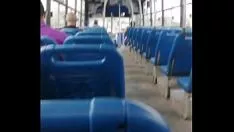 Odtwórz Pozwoliłem mu bawić się w autobusie. wciągam to w perspektywę. i lądują w fucworld-bije mnie w desce