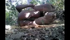 Reproduzir Menino de estátua nua de desi indiano no acampamento vagabundo