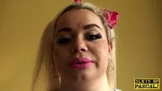 Redare Jetting sub slattern flirtează vaginul ei permeabil