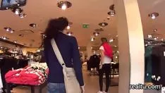 Redare Adolescentul magnetic cehoslovac se entuziasmează în mall și se zvâcnește în pov