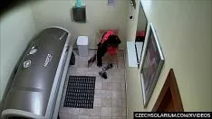 Afspelen Missy treedt op met haar kat in de zonnebank
