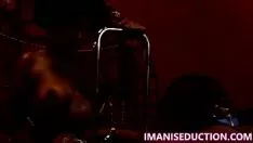 تشغيل غزو ​​إيماني يطل على دسار للإنسان ويضربه بالصدمات الكهربائية