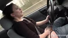 Jouer Hot lou drive et détrition son minou humide