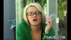 تشغيل يرغب الصغار المتوحشون في تهجئة تدخين سيجارة