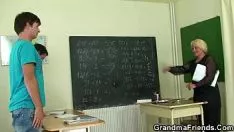 Играть Две точки трахают старого школьного учителя