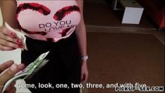 تشغيل Bosomy انتظار الذقن دوللي الحصول على وضع للحصول على مبلغ كبير من المال