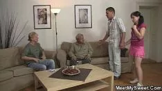 Abspielen Ihr Freund steigt aus und sie fickt sein Verbrechersyndikat