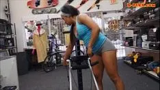Play Ebony tree gym flight simulator deals her fitment and fucked by soak man