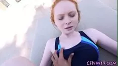 Reproducir Envuelto redhead undergos Cum