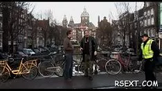Abspielen Big Gazoo Floozy bekommt glattrasierte Fotze und wird hart trainiert