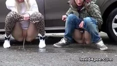 Reproduzir Adolescentes mijam nas nádegas em um carro estacionado
