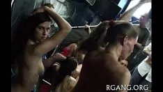 تشغيل الرجال كفريق واحد يمارس الجنس مع الأطفال الثمينين