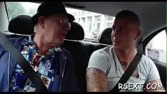 播放 热裙子被甩掉，猛拉下一个严重的刑警，然后把它吸进去