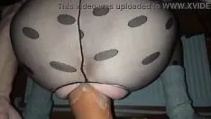 Reproducir Sissy puta vomita anal con un juguete grande