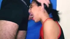 Reproducir Sexo oral con mi secretaria y dejarle la cara llena de semen