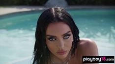 Reproducir La morena tetona kaitlynn anderson desnuda posando en la piscina al aire libre