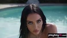 再生 屋外のプールでポーズをとる大きなおっぱいのブルネットの裸の美女ケイトリン・アンダーソン