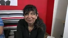 Reproducir Hollyboule - haida una vieja chupapollas en el sofá