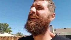 Reproducir Hombre gigantesco masturbándose su gran polla blanca captada por la cámara