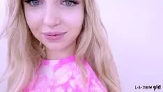Reproducir Hermosa rubia con el pelo largo chupa una gran polla
