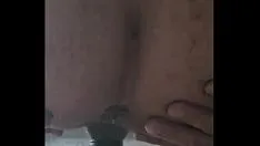 Oynat Holestiffer parmak kıçını duşta