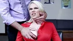 Abspielen Die stieftochter der blonden stiefmutter sydny davis riskiert den rauswurf, weil sie sex mit einem anderen mädchen hatte, aber sydny sorgt dafür, dass der direktor seine meinung ändert ...