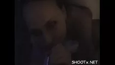 Jouer Un homme orné bops sa fille pendant qu'elle haletait et criait