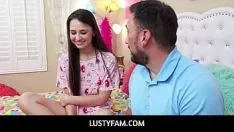 Играть Lustyfam - Лиз Джордан делится своими грязными мечтами со стариком