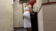 Jouer Un beau vieux cul est tendu sur une bite quand une milf se penche à genoux