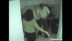 播放 办公室荡妇在员工室被操