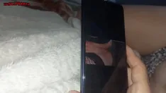 Oynat Karısı yatakta kocasına ihanet ettiğini itiraf etti, kocası onu patronuna çıplak fotoğraflar gönderirken yakaladı