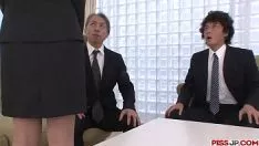 Reproducir Hombres mayores abofetean a los jóvenes de kotomi asakura river
