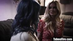 Reproducir Chica lesbiana engaña a su novia con el propietario de una milf